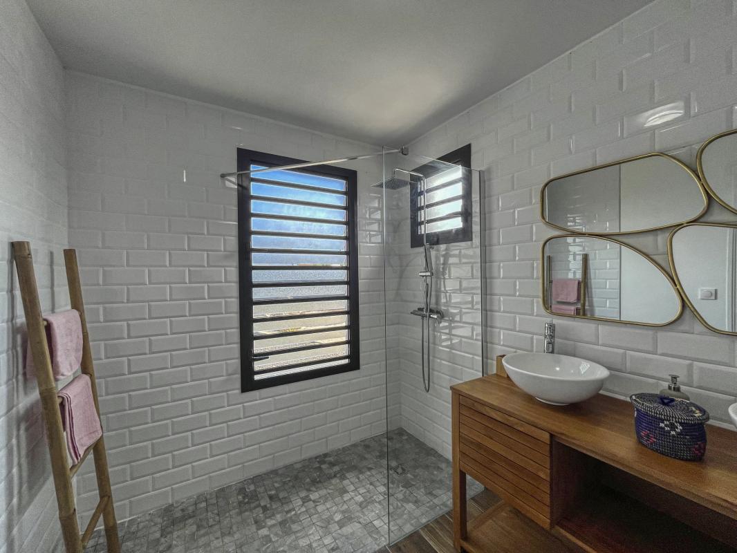 34.Location-villa-piscine-Saint-François-Guadeloupe_Salle de douche commune